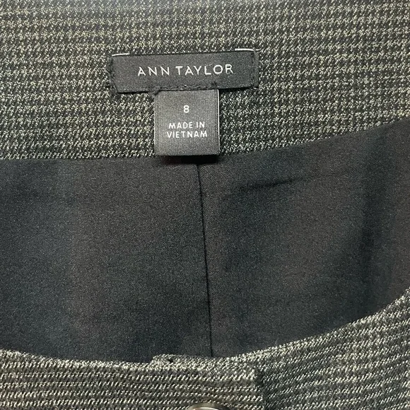 Ann Taylor Black and Brown Sleeveless Tank Top. Size 8 - Picture 3 of 6